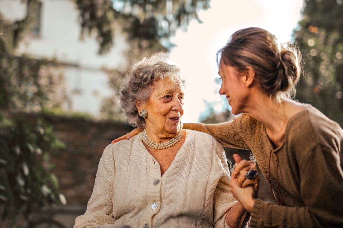 Mãe e filha sorrindo juntas